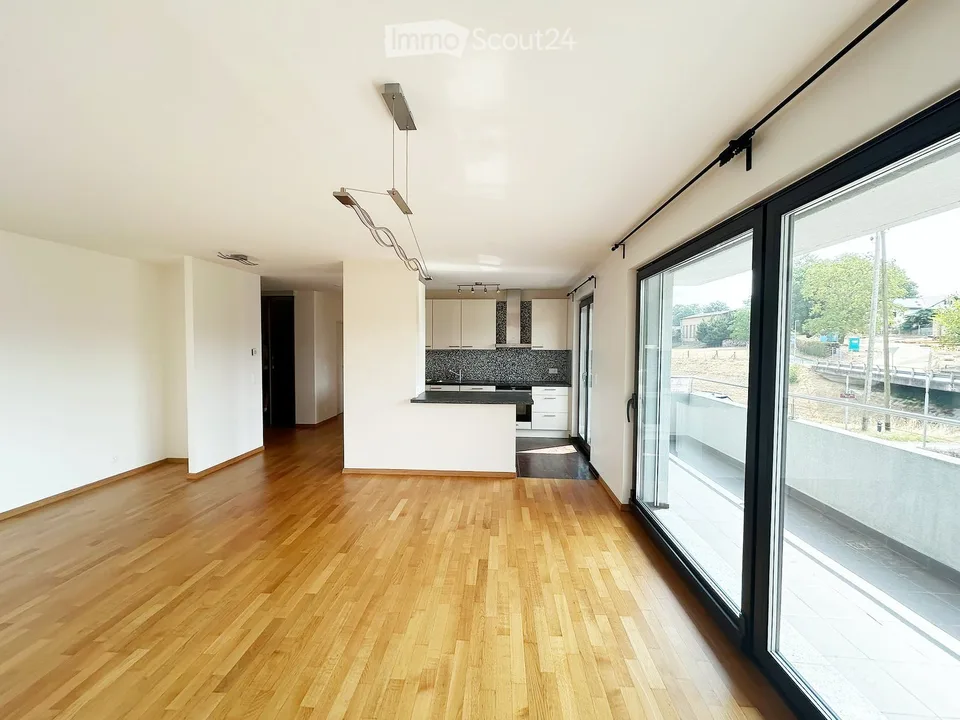 Wohnung 4.5 Zimmer: hell - 2 Außenparkplätze inklusive