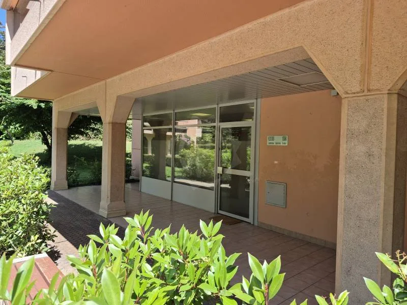 Arcata commerciale affittata (Ginevra, Eaux-Vives)