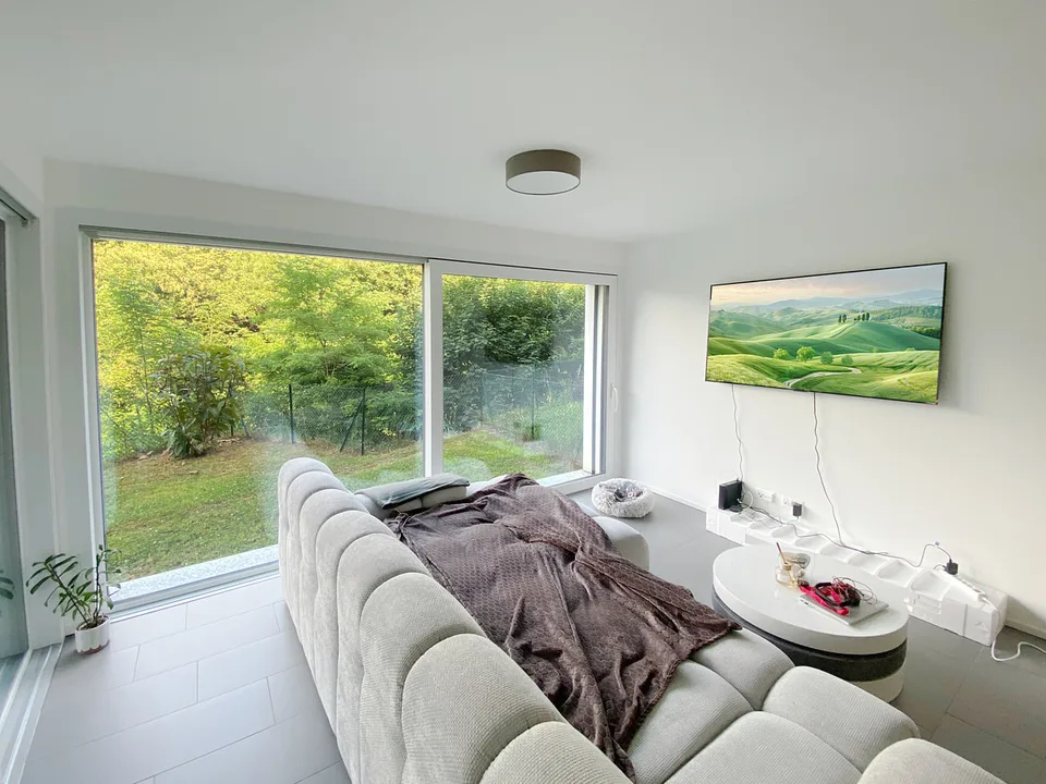 Recentissimo 2,5 nella natura con giardino privato e terrazza coperta.