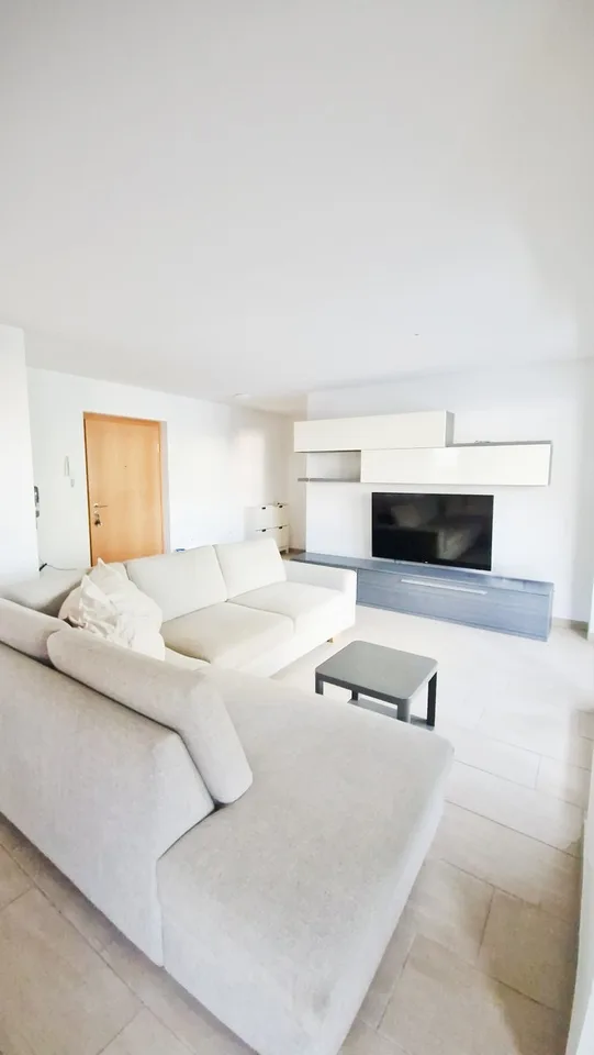 Elegante appartement spacieux 3,5 pièces avec balcon couvert et place de parking dans le garage