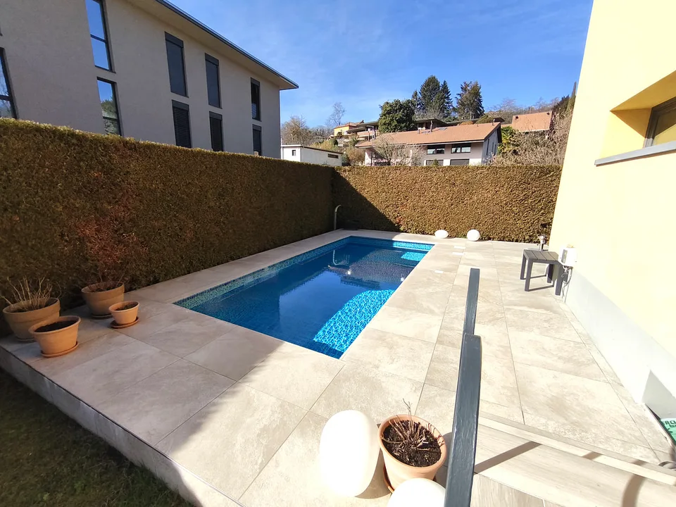 Maison merveilleuse de 6,5 pièces avec jardin et piscine à contre-courant