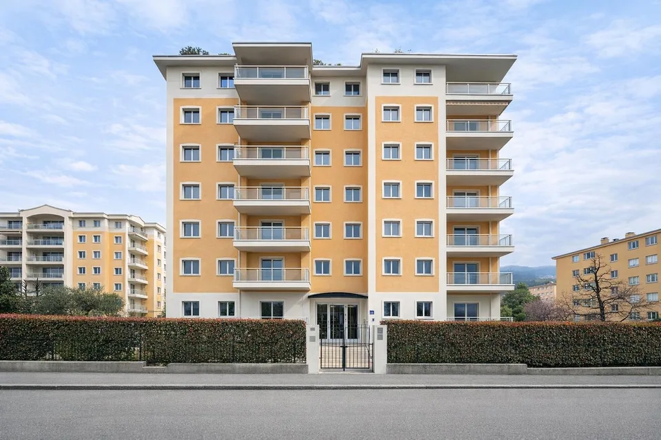 Raffinato 3,5 locali con terrazza coperta e finiture di pregio.