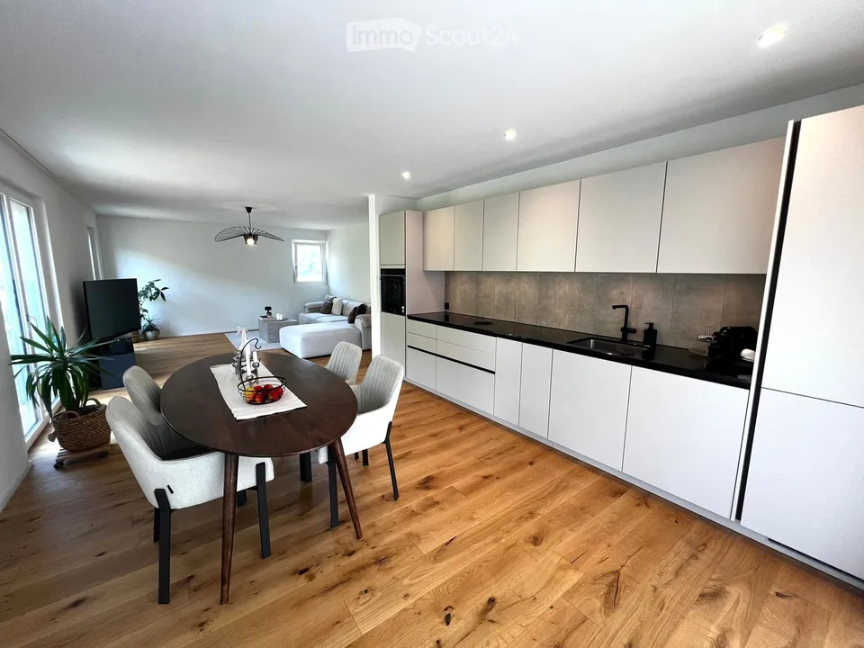 Appartamento moderno di 4,5 locali con balcone e bella vista a Wölflinswil