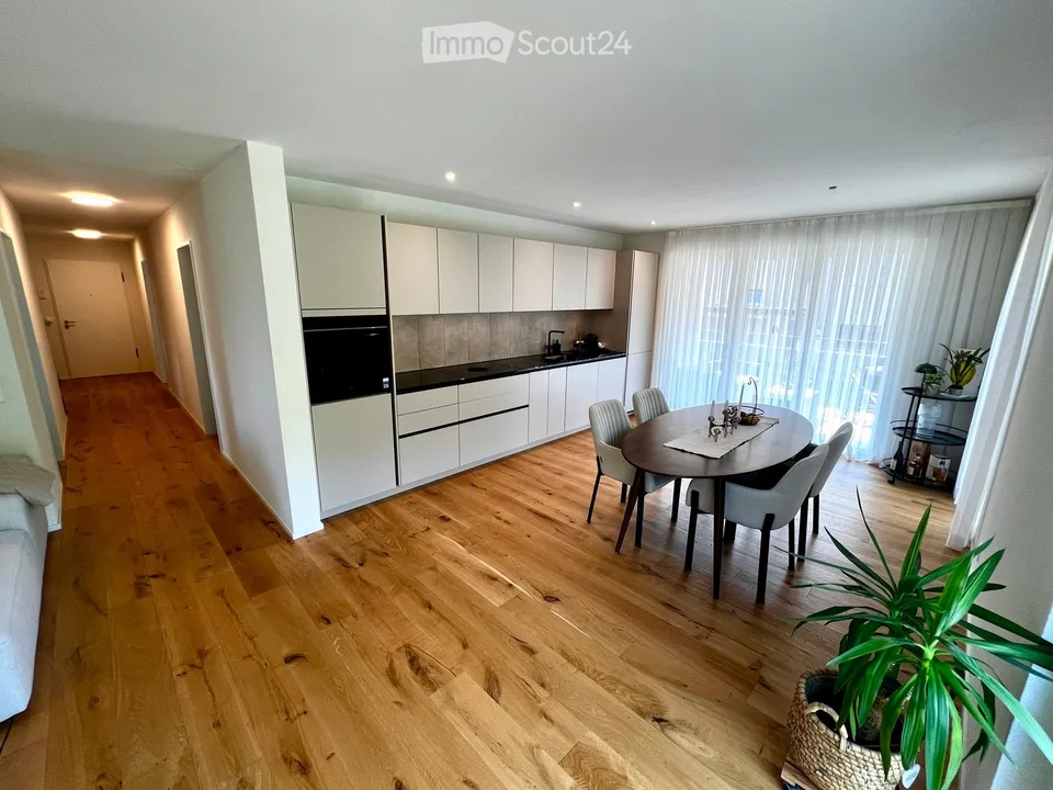 Appartamento moderno di 4,5 locali con balcone e bella vista a Wölflinswil