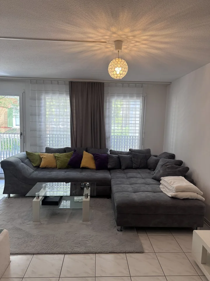 Schönes möbliertes Zimmer mit Balkon in zentralem Altstetten / Beautiful furnished room with balcony in central Altstetten
