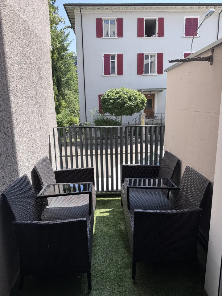 Schönes möbliertes Zimmer mit Balkon in zentralem Altstetten / Beautiful furnished room with balcony in central Altstetten