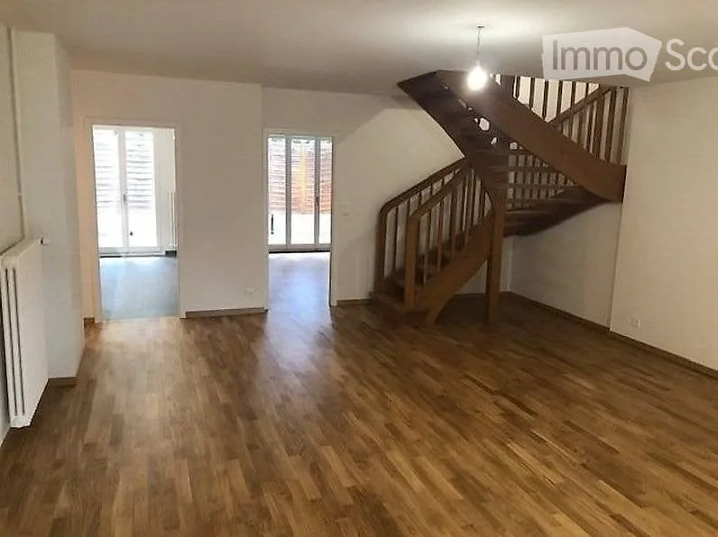 Bella casa a schiera in un quartiere tranquillo