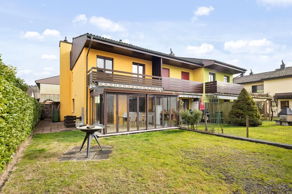 Familienfreundliches Wohnerlebnis mit Garten und Wintergarten
