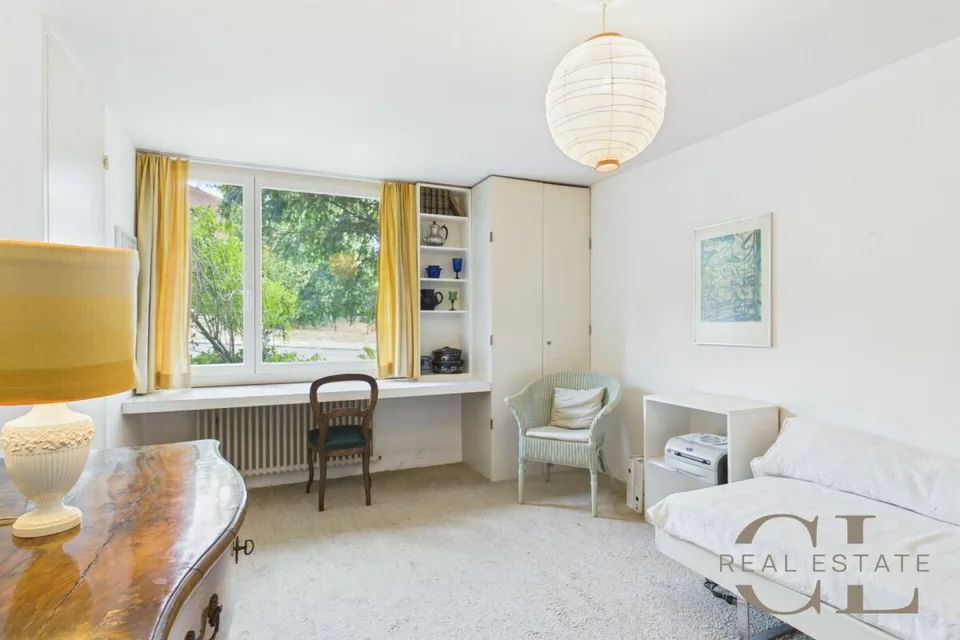 Stilvolles 8-Zimmer-Atriumhaus mit einer Garage und einem Abstellplatz