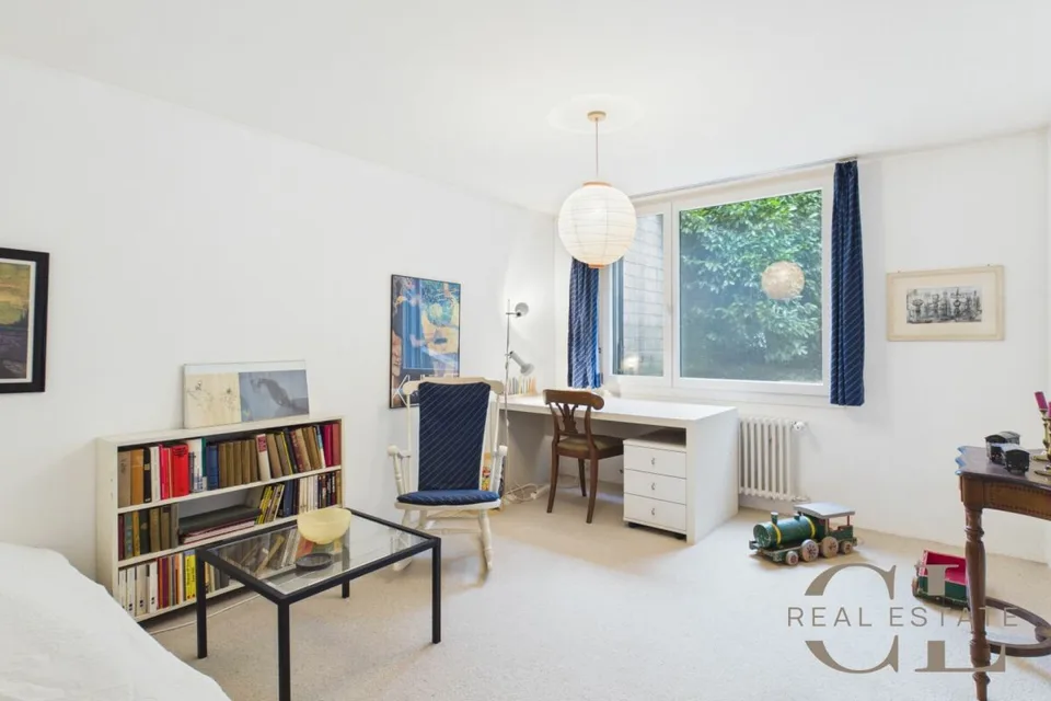 Stilvolles 8-Zimmer-Atriumhaus mit einer Garage und einem Abstellplatz