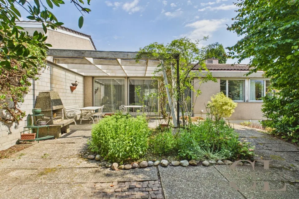 Stilvolles 8-Zimmer-Atriumhaus mit einer Garage und einem Abstellplatz