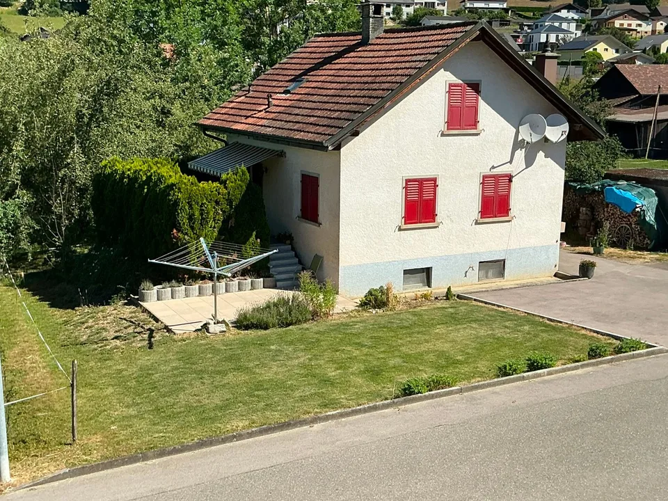 Petite maison individuelle de 4 pièces avec garage et dépendances