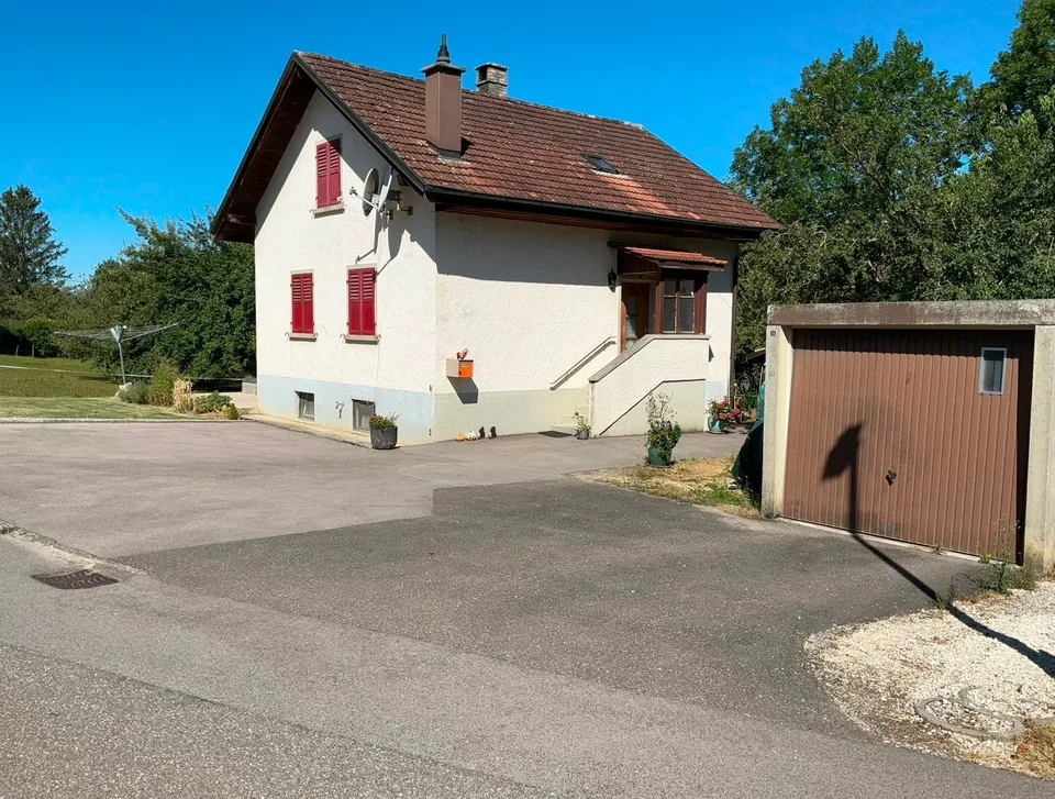 Petite maison individuelle de 4 pièces avec garage et dépendances