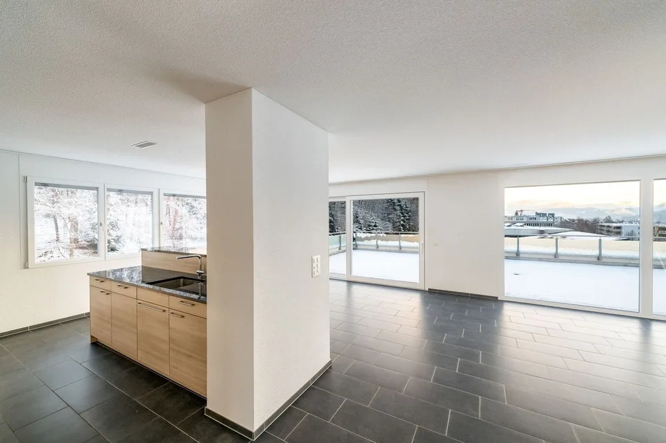 Grosse neuwertig 4.5 Zi-Attikwohnung 131 m2