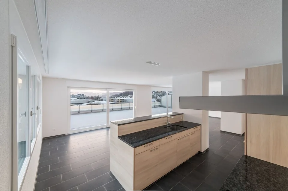 Grosse neuwertig 4.5 Zi-Attikwohnung 131 m2