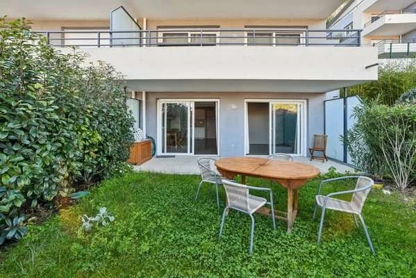 Charming 3.5-Room Apartment with private 240 m² garden with direct
