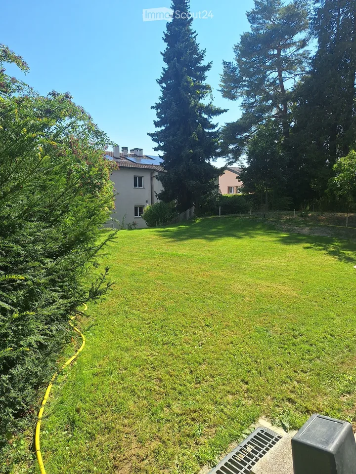 Charming 3.5-Room Apartment with private 240 m² garden with direct