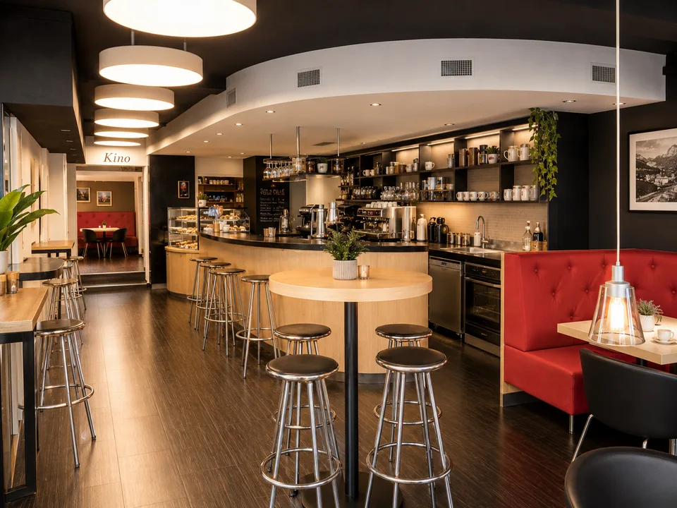 Concept di caffetteria o bar moderno con terrazza esterna nella città vecchia di Liestal