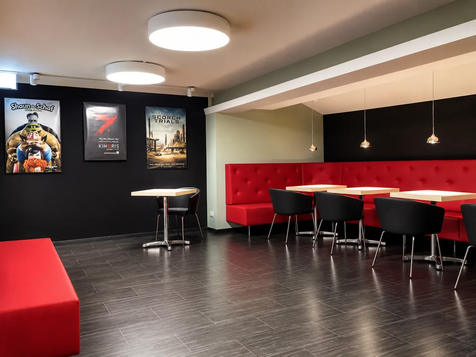Concept di caffetteria o bar moderno con terrazza esterna nella città vecchia di Liestal