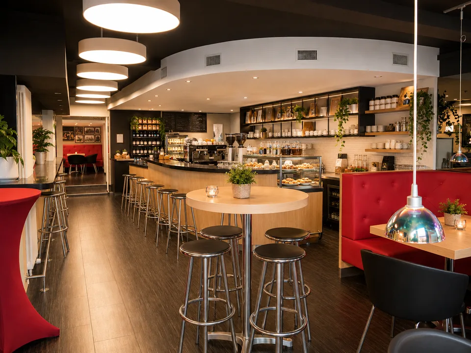 Concept di caffetteria o bar moderno con terrazza esterna nella città vecchia di Liestal