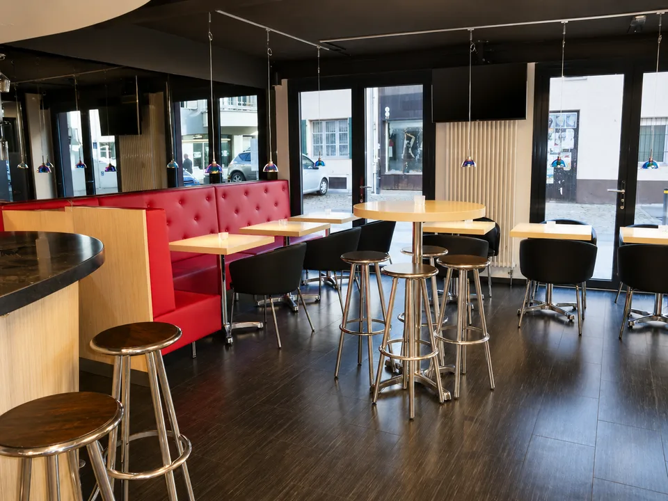 Concept di caffetteria o bar moderno con terrazza esterna nella città vecchia di Liestal
