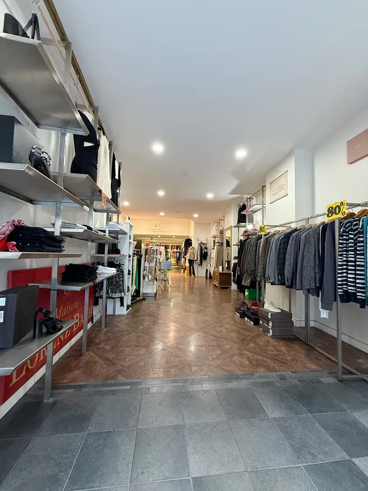 LOCAL COMMERCIAL IDÉALEMENT SITUÉ DANS LA PRESTIGIEUSE RUE DE BOURG
