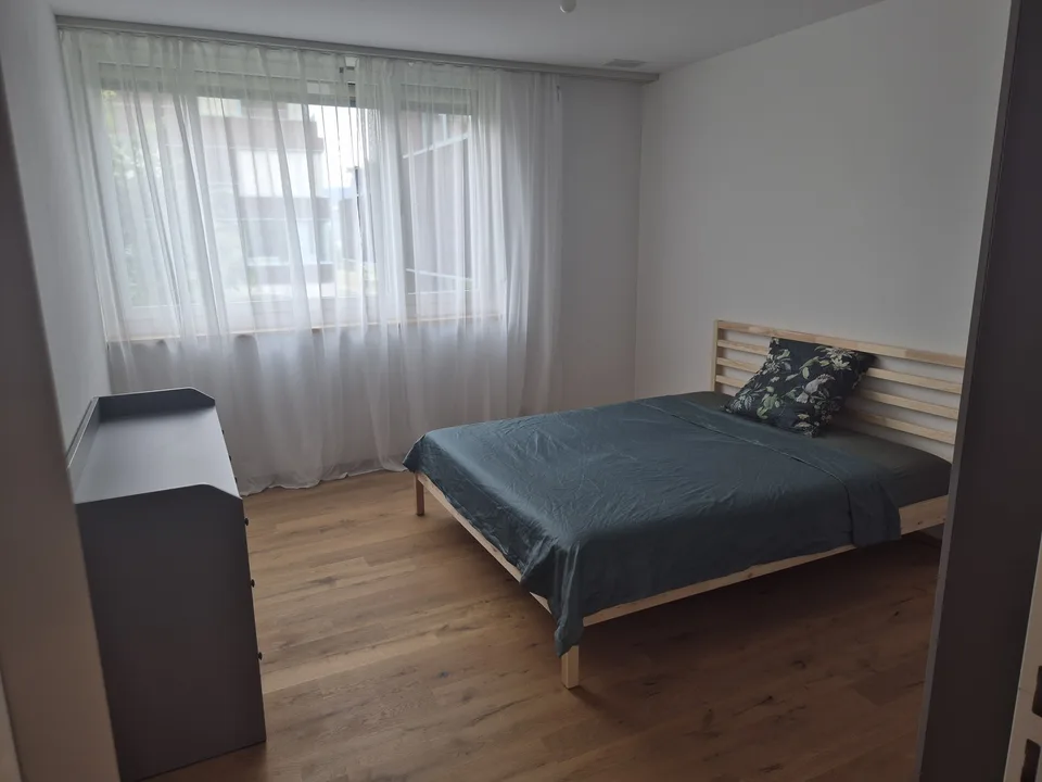 Spacious room with private bathroom in shared apartment (WG)