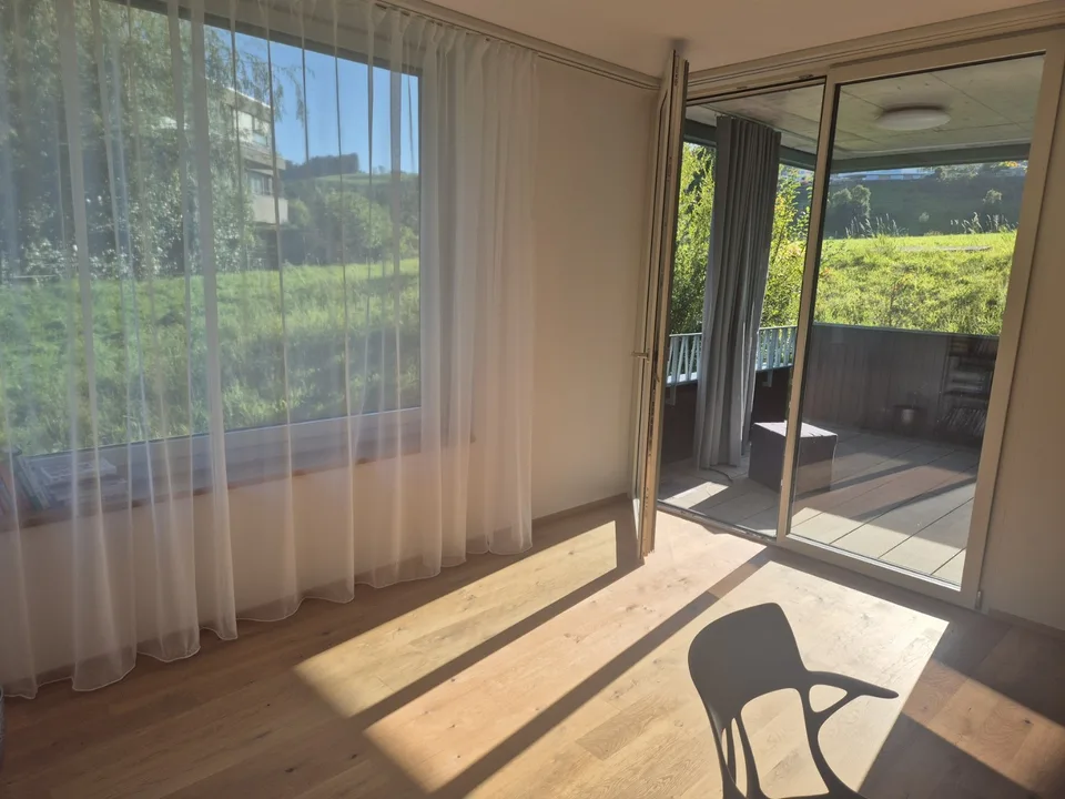 Spacious room with private bathroom in shared apartment (WG)