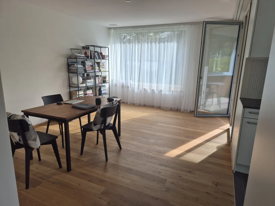 Spacious room with private bathroom in shared apartment (WG)
