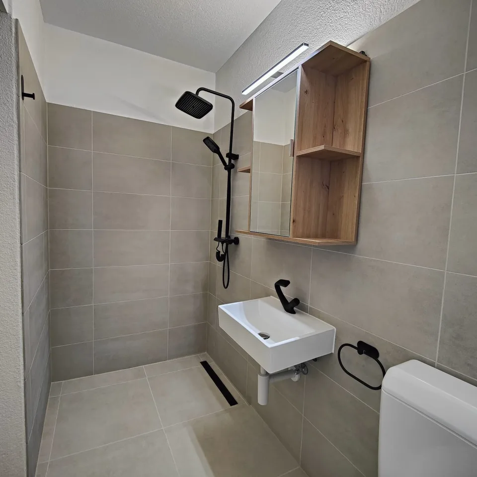 Appartement fraîchement rénové dans un endroit calme avec vue sur la montagne