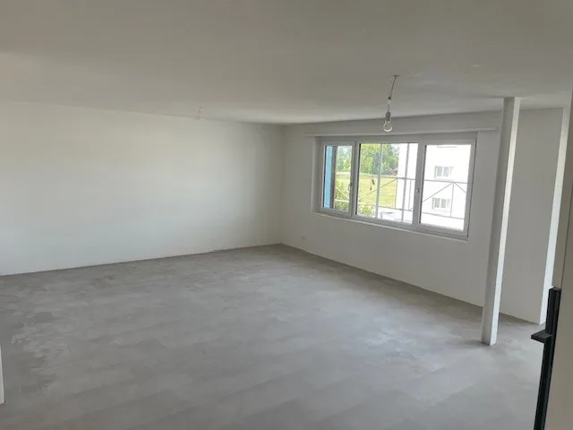 Premier location de nouveaux appartements 4.5 pièces avec balcon dans une maison complètement rénovée