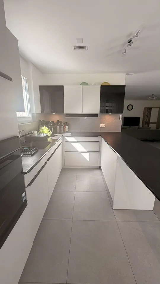 Moderne Reihenhaus-Villa 5.5 Zimmer (2025), eigener Garten, superbe Aussicht, Garage mit direktem Zugang – Foto 18 von 19
