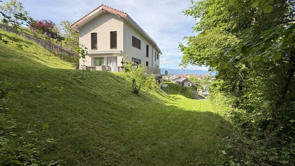 Villa mitoyenne moderne 5.5 pièces (2025), jardin privatif, vue superbe, garage accès direct
