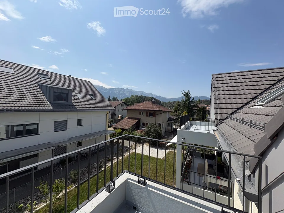 Exclusive attic apartment with living gallery in Thierachern