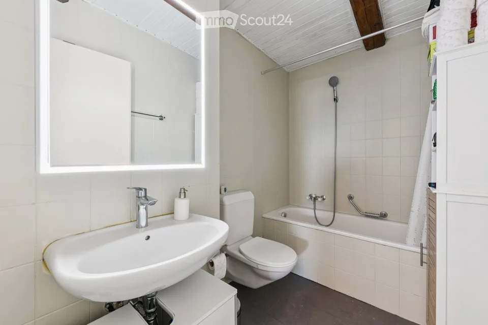 Semsales: 3,5 Zimmer unter dem Dach, 2 Schritte vom Bahnhof entfernt