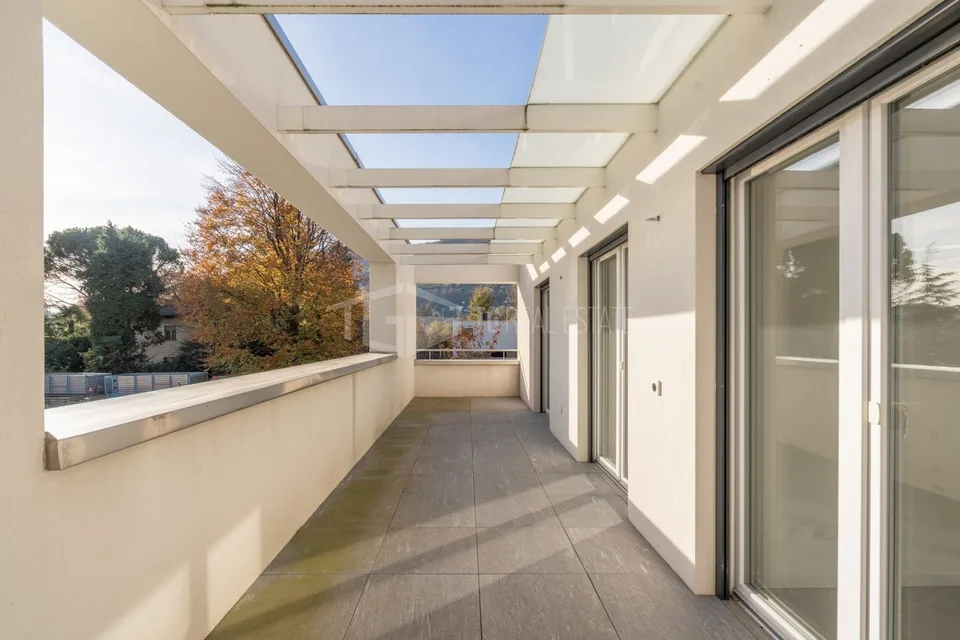 ENCHANTING 5.5-ROOM HEADROOM VILLA WITH GARDEN