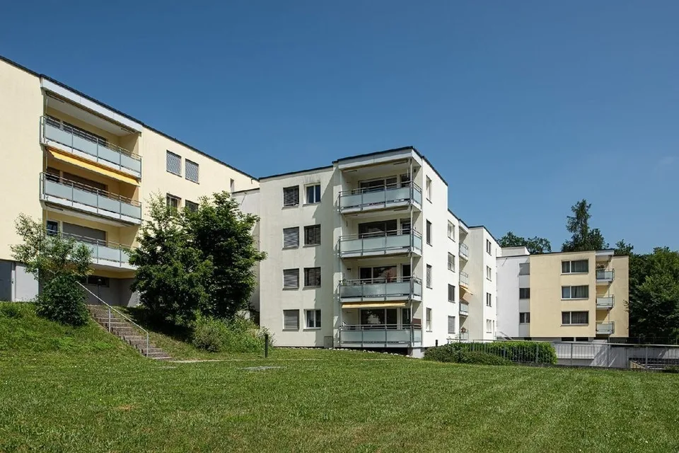 Helle 3.5-Zimmer-Wohnung mit Balkon und Weitsicht in Langwiesen