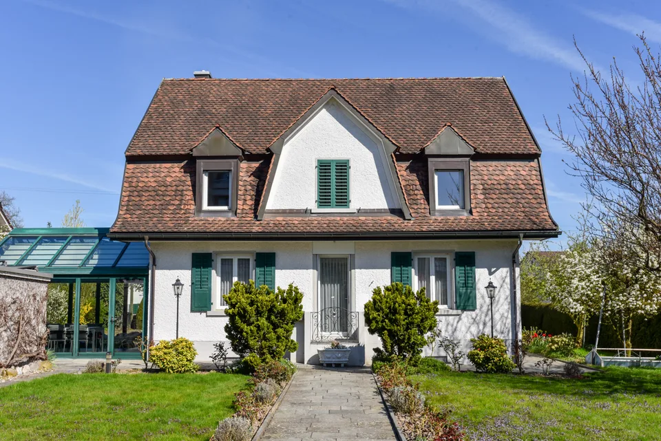 Freistehend, top unterhalten, mit Schopf, Doppelgarage, grosser Garten