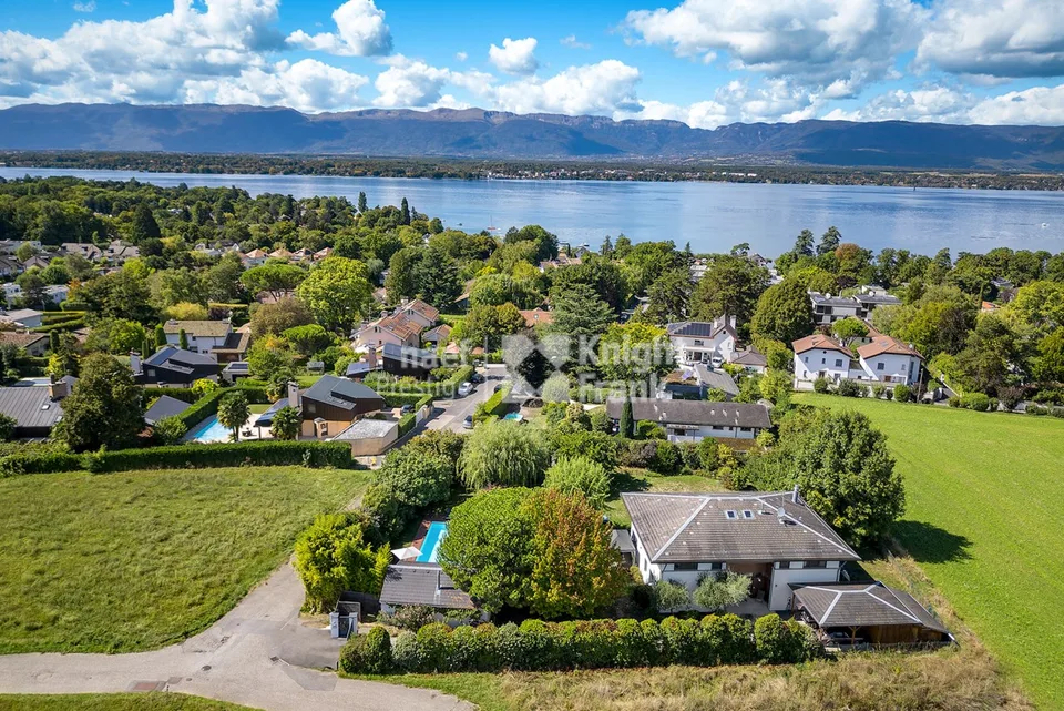 Proprietà familiare in una posizione tranquilla, circondata da verde, non lontano dal lago
