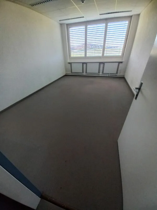 Espace de bureau spacieux avec une vue imprenable