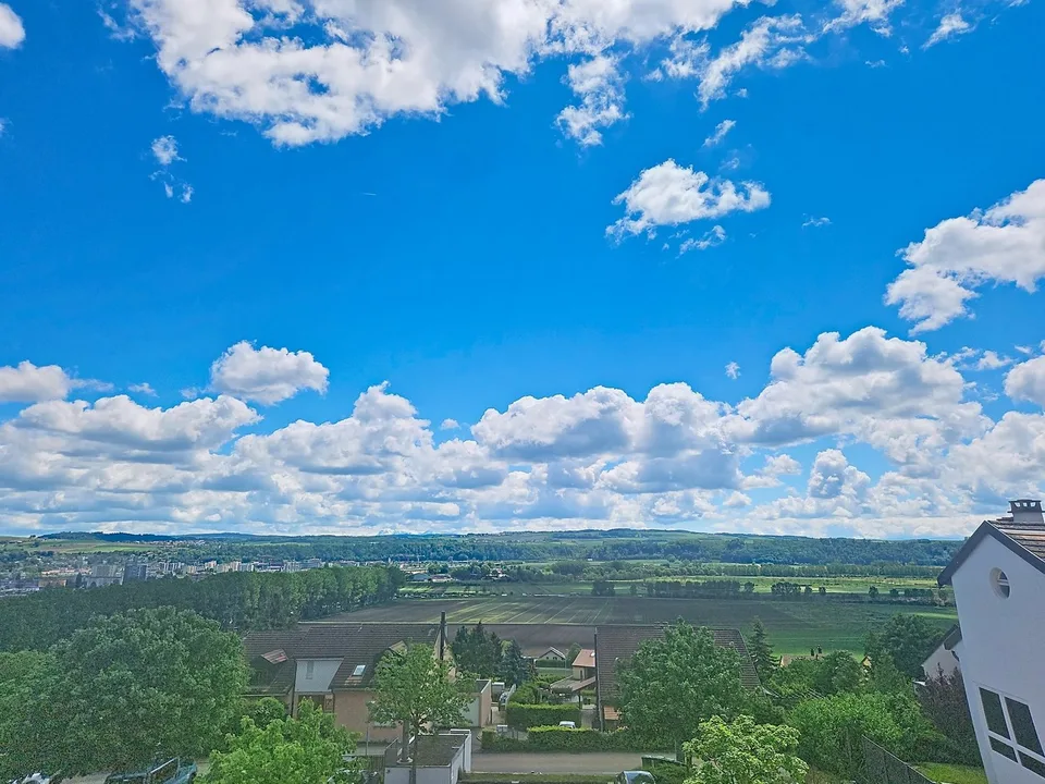 Charmant duplex traversant de 4.5 pièces avec vue dégagée
