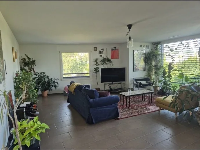 Neu in Zürich? Kommen Sie zu uns und wohnen Sie mit uns - Zimmer verfügbar in Affoltern