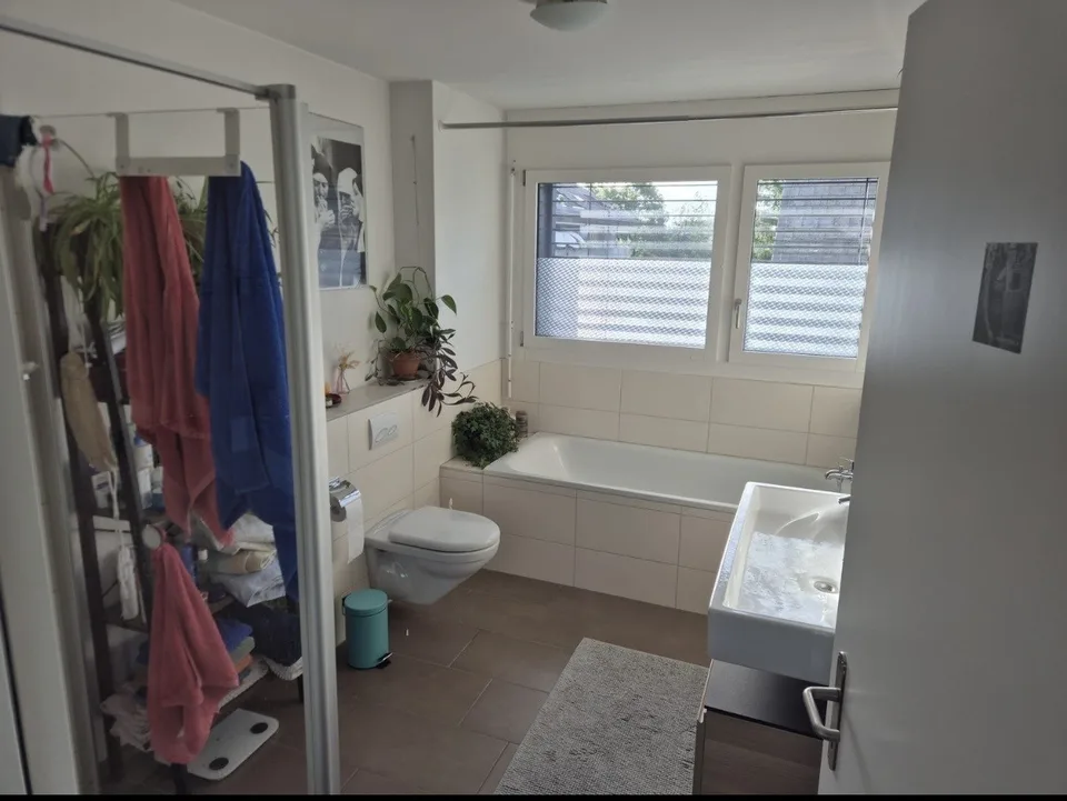Neu in Zürich? Kommen Sie zu uns und wohnen Sie mit uns - Zimmer verfügbar in Affoltern