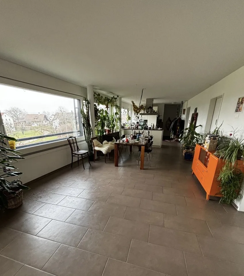 Neu in Zürich? Kommen Sie zu uns und wohnen Sie mit uns - Zimmer verfügbar in Affoltern