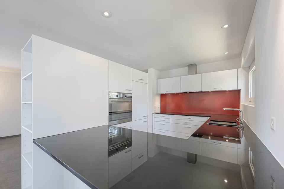 Appartement moderne et spacieux de 2,5 pièces avec place de parking – photo 4 sur 13