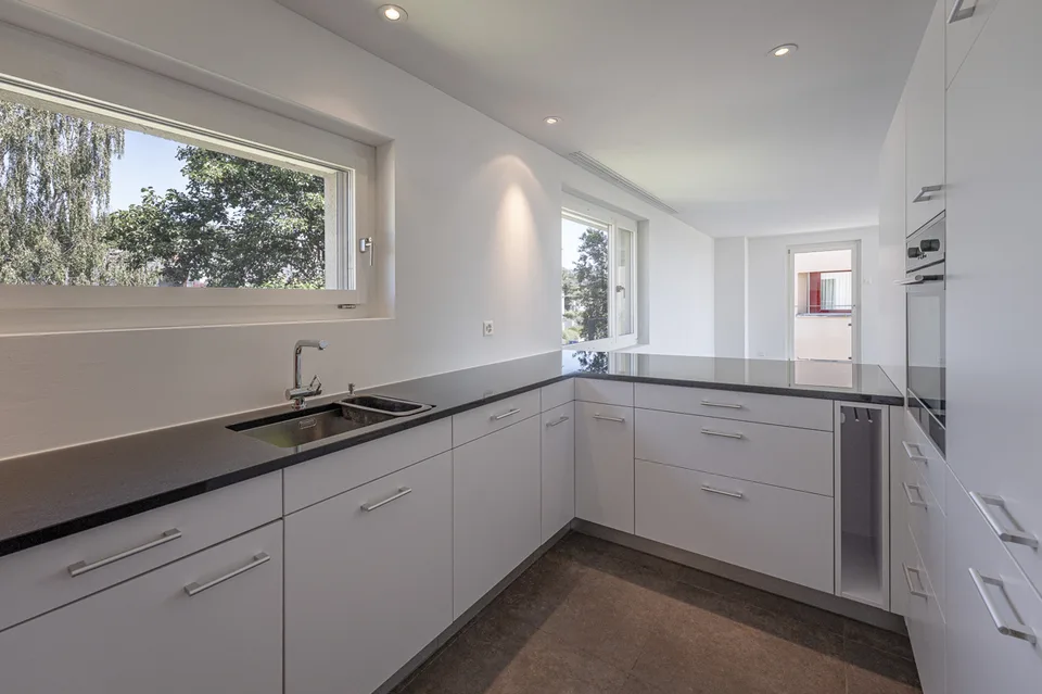 Appartement moderne et spacieux de 2,5 pièces avec place de parking – photo 3 sur 13