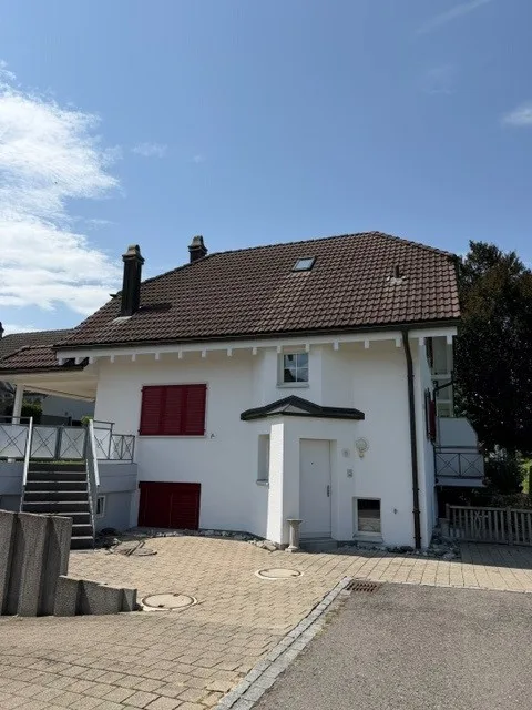 Charmantes 6.5-Zimmer-Doppelhaus an ruhiger Lage in Buttikon SZ