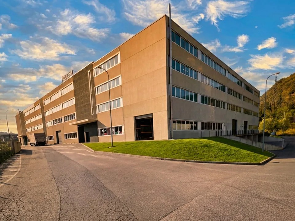 Capannone Industriale in Affitto a Mendrisio – 550 m²
