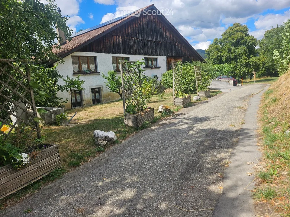 Appartement meublé de caractère à Couvet – Demeure historique rénovée