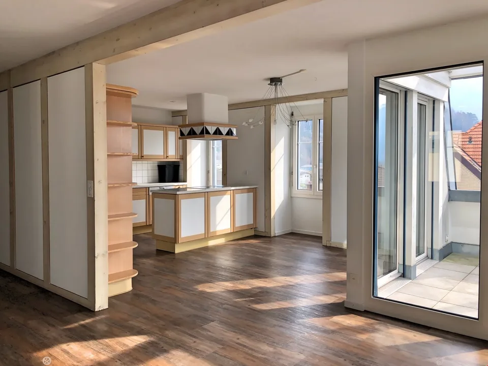 Spacious 3.5-room attic apartment with terrace and mountain view